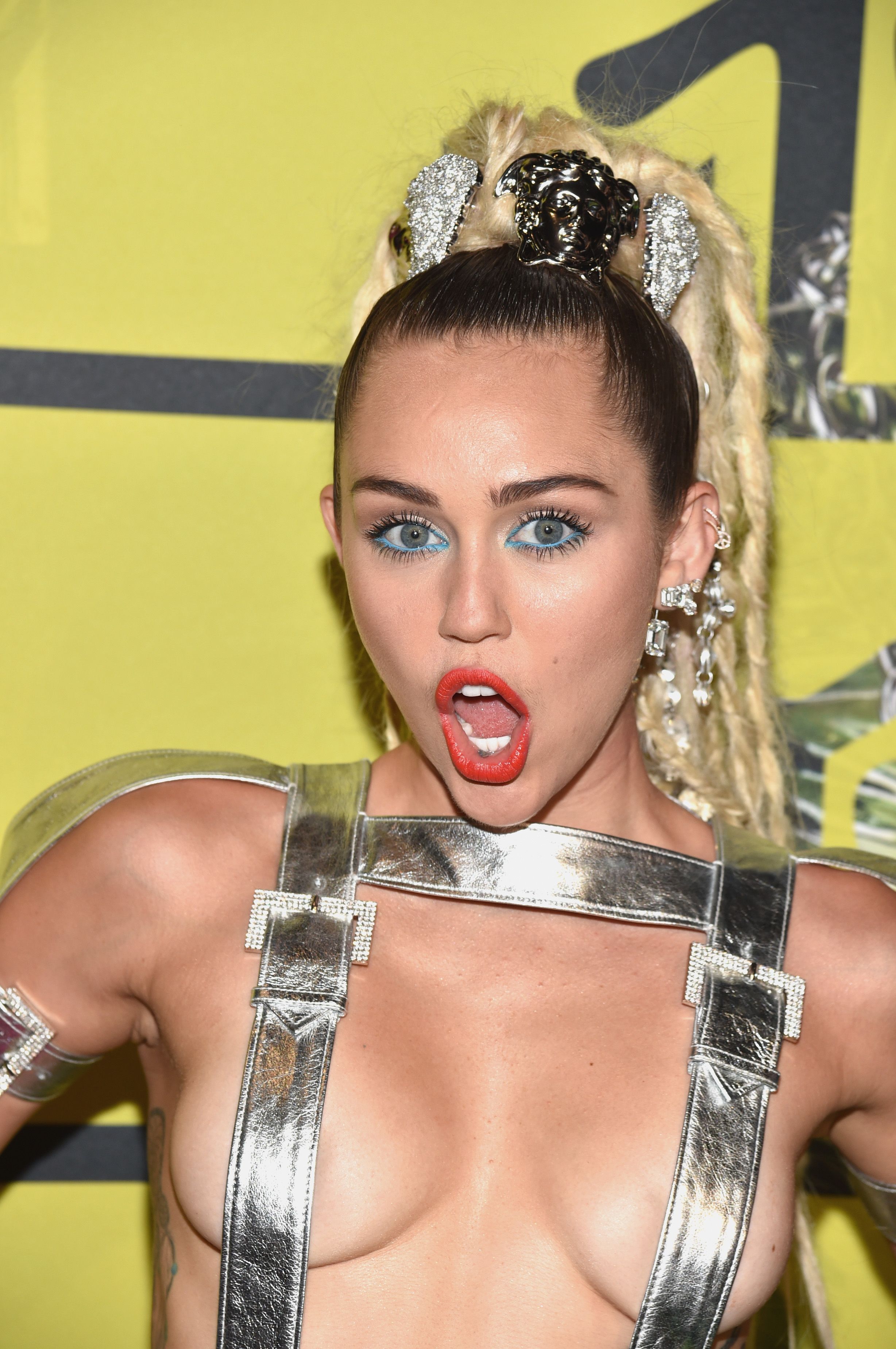Miley Cyrus Fucked By Black - Miley Cyrus's VMAs dreadlocks cause controversy
