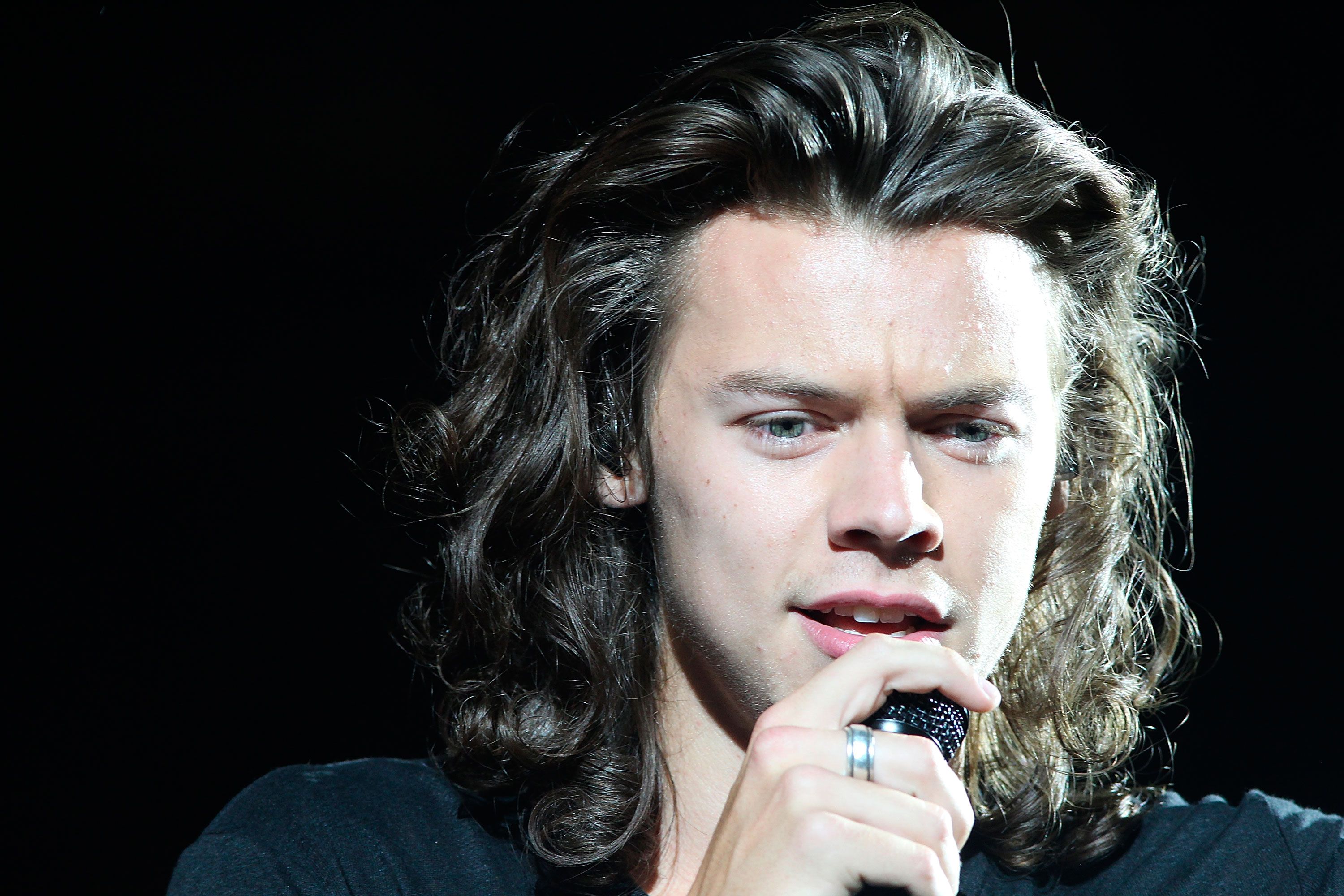 Harry Styles With Straight Hair Has Left The World DIVIDED