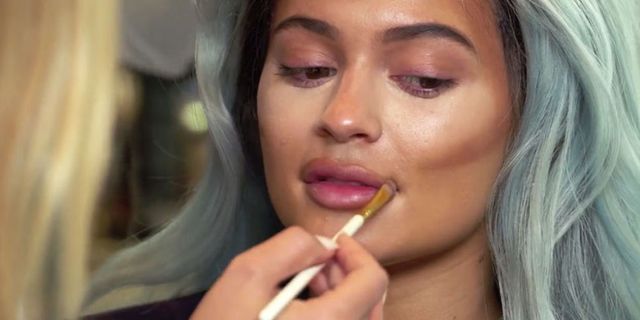 How Kylie Jenner contours her infamous lips