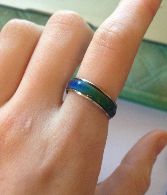 90s fashion trends: mood rings