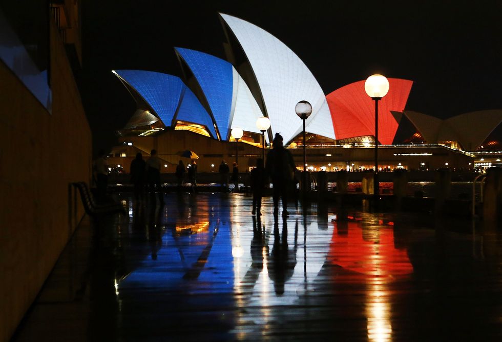Photos of the world's solidarity following the Paris attacks - Sydney Opera House