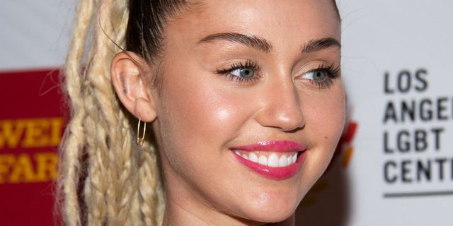 Miley Cyrus suffers the nightmare beauty mishap with her eyelash curler