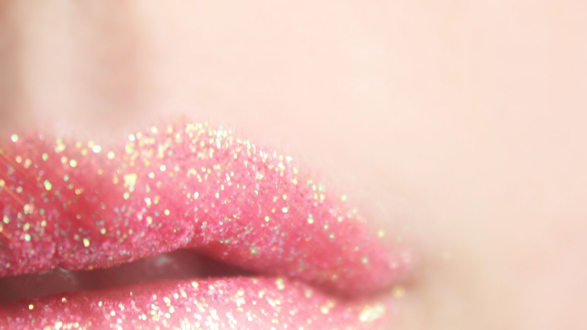 How to remove glitter makeup from your face, hair and nails