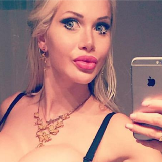 Model removes 6 ribs so she can look like Jessica Rabbit