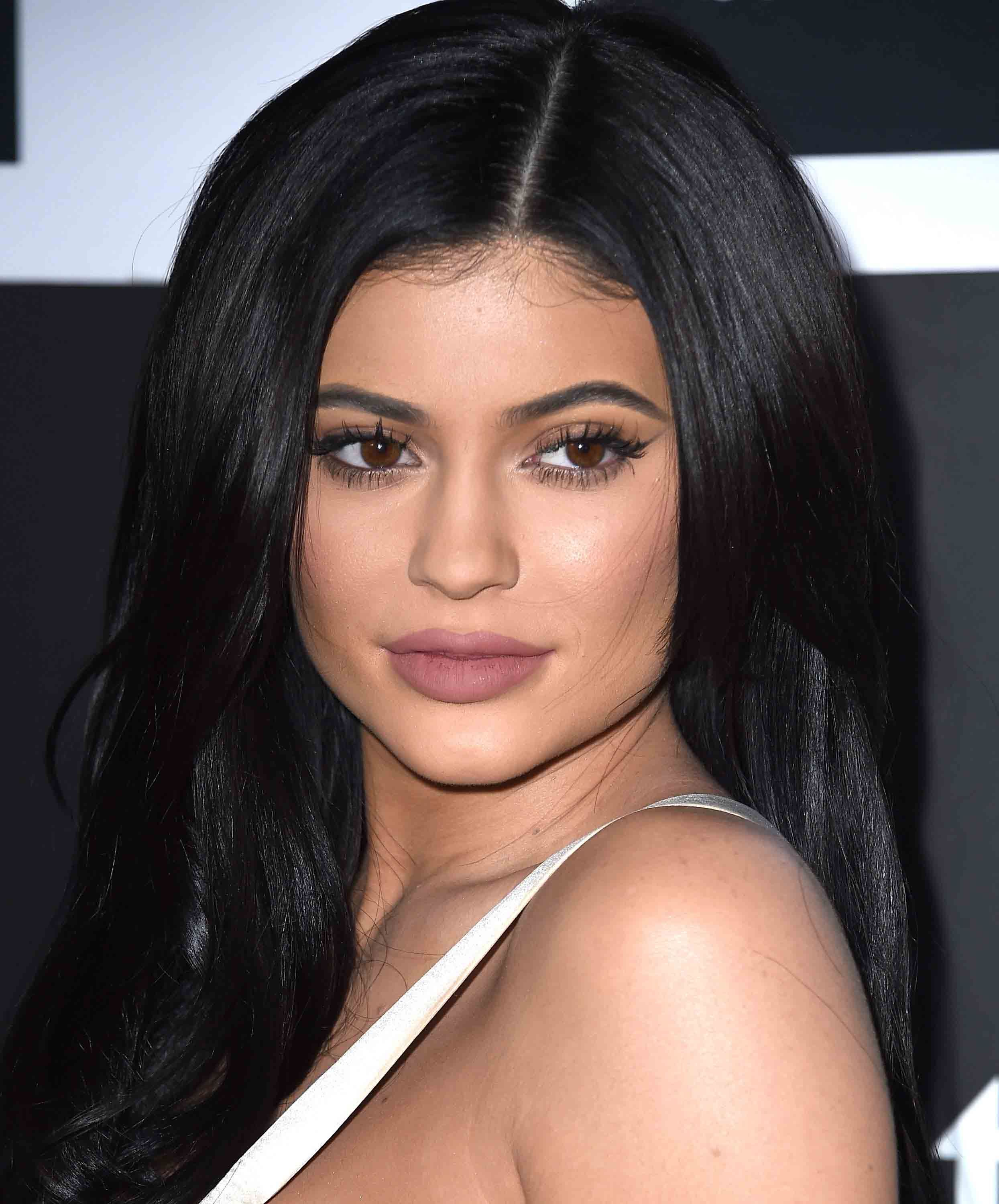 How Kylie Jenner Does Her Eyebrows - Famous Person