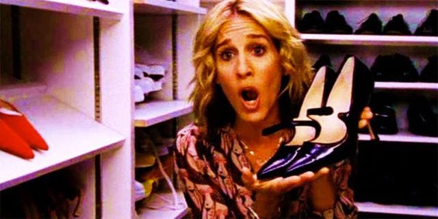 Carrie Bradshaw holding shoes