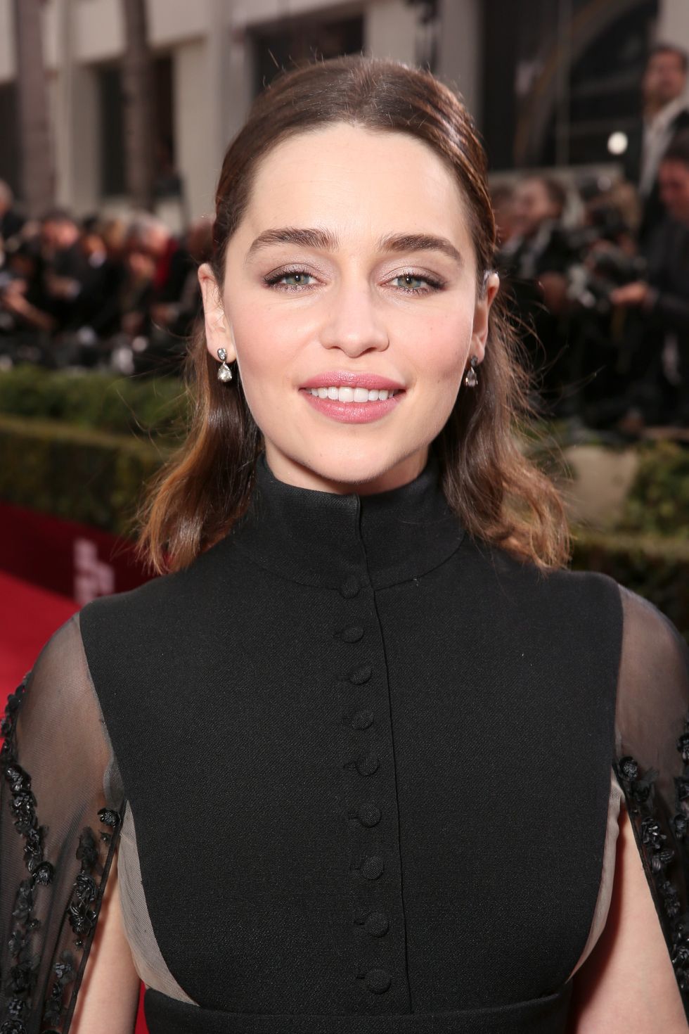 Emilia Clarke  - Golden Globes 2016 hair and makeup trends