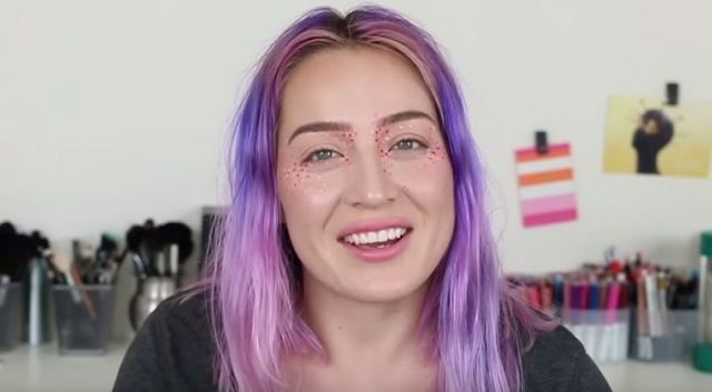 Coloured freckles, the bright new makeup trend