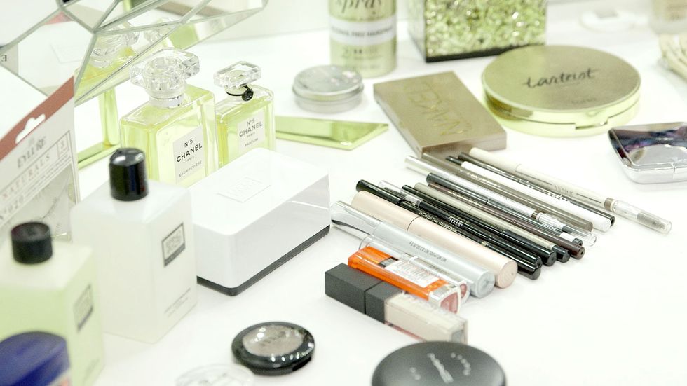 Product, Metal, Cosmetics, Circle, Lipstick, Silver, Collection, Cylinder, Nickel, Personal care, 