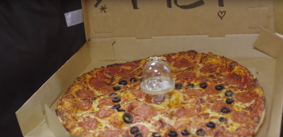 This woman proposed to her boyfriend using pizza and it's everything you could dream of in an engagement
