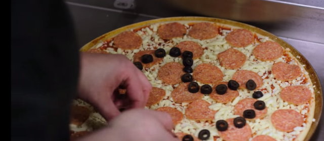 This woman proposed to her boyfriend using pizza and it's everything you could dream of in an engagement