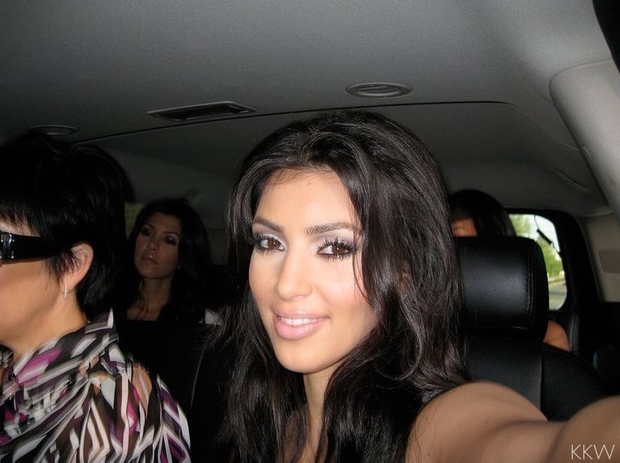 Kim Kardashian taking selfies on the day Khloe Kardashian was being driven to jail