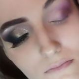 This makeup artist creates a perfect smoky eye using an airbrush