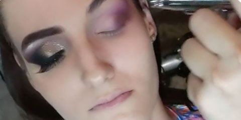 This makeup artist creates a perfect smoky eye using an airbrush