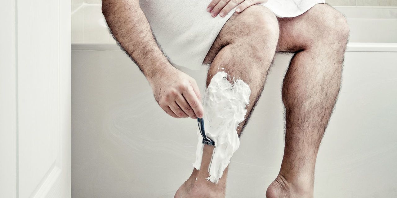 Shaving dick. Мужчина с бритыми ногами.
