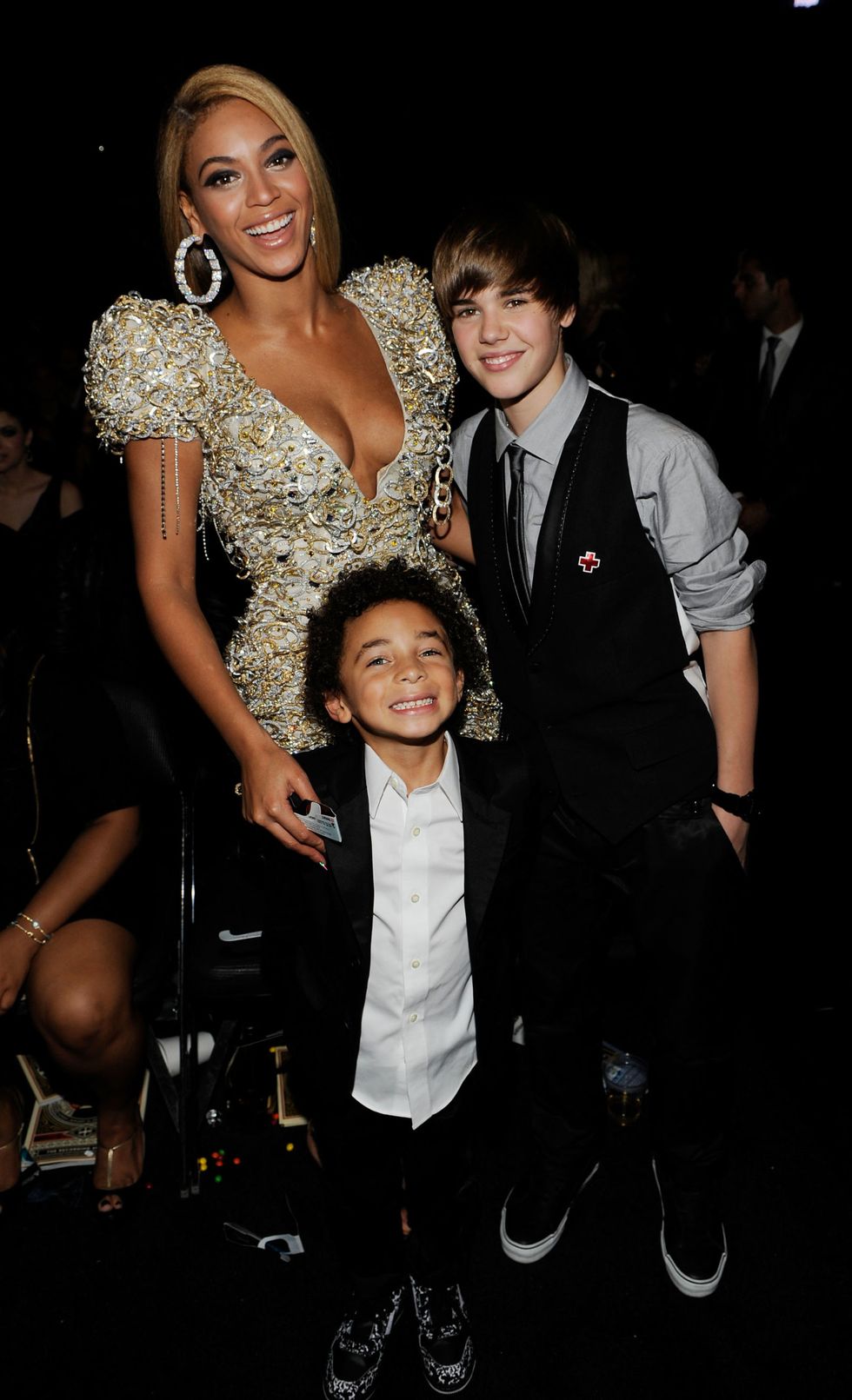 <p>Baby Justin keeps his cool beside Beyoncé during the 2010 Grammys.</p>