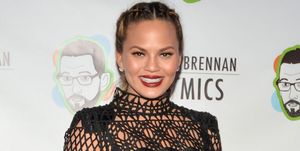 chrissy teigen removes extensions to reveal natural hair length