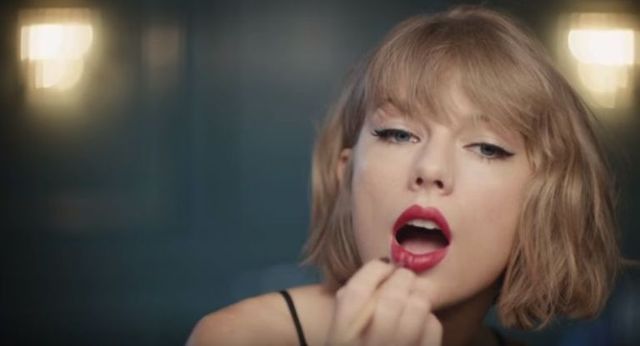 Taylor Swift proves she's just like us when getting ready