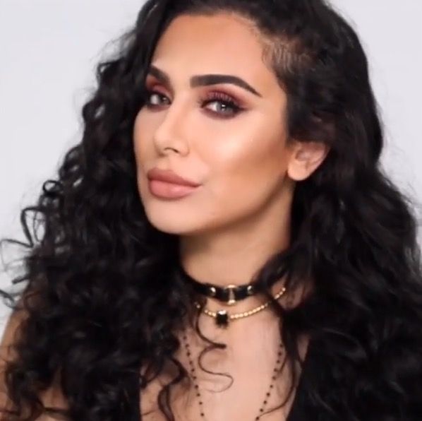 Huda Kattan shows off the results of ruler contouring