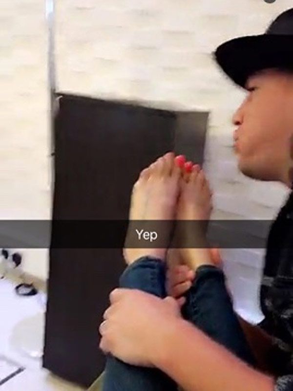 Channing Tatum gives wife a pedicure