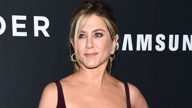 Jennifer Aniston dons her natural hair in makeup-free selfie