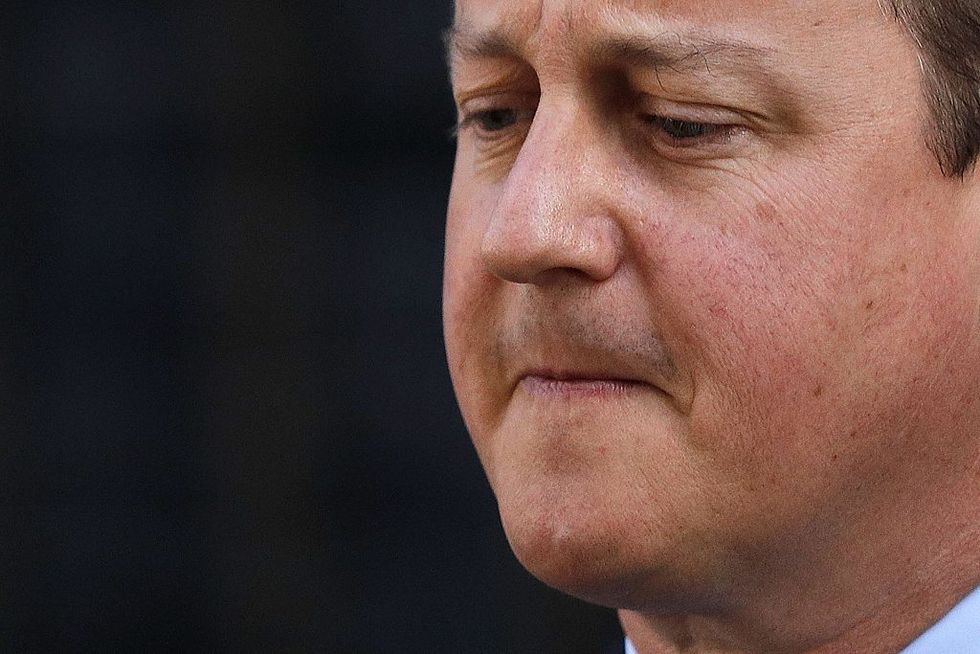 David Cameron resigns