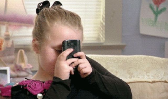 12 things you should know before dating a girl who's obsessed with social media