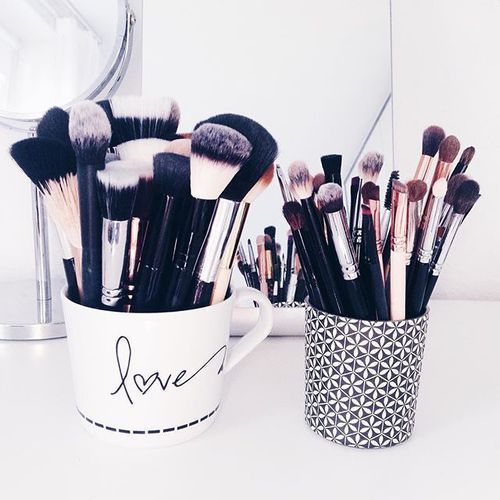 makeup brush storage
