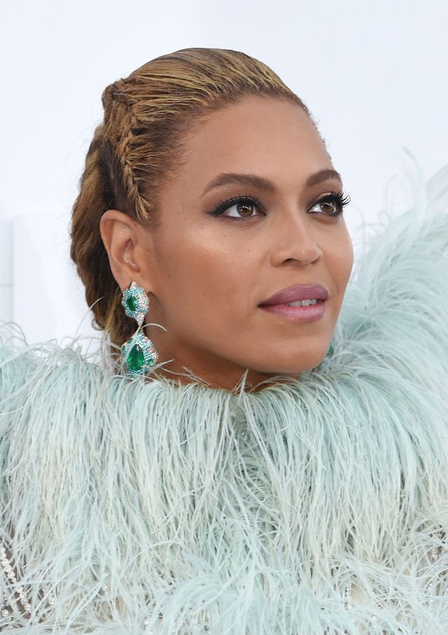 Beyonce VMAs MTV angel outfit fashion