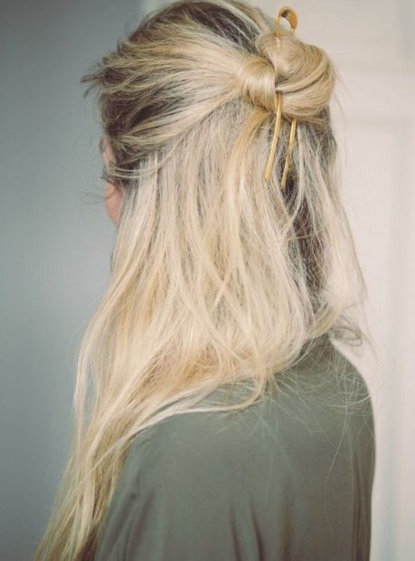 Hairstyle, Shoulder, Joint, Style, Blond, Long hair, Neck, Back, Brown hair, Street fashion, 