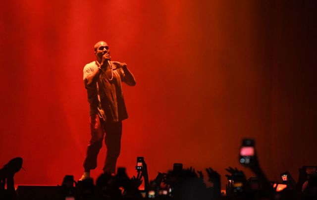 Kanye West se apresentando em um festival