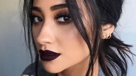 How to wear dark lipstick?