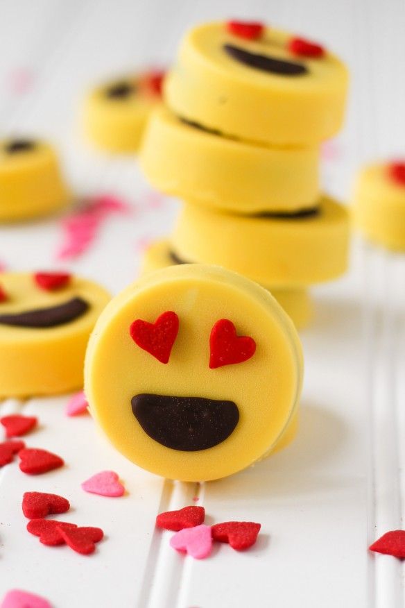 Yellow, Sweetness, Serveware, Plastic, Smiley, Craft, Collection, Paper product, Emoticon, Dessert, 