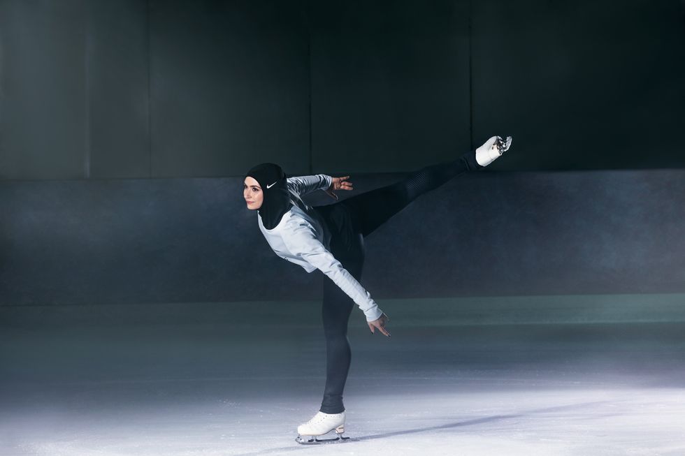 Ice skate, Knee, Figure skating, Active pants, Dance, Ice rink, Dancer, Skating, Concert dance, Balance, 