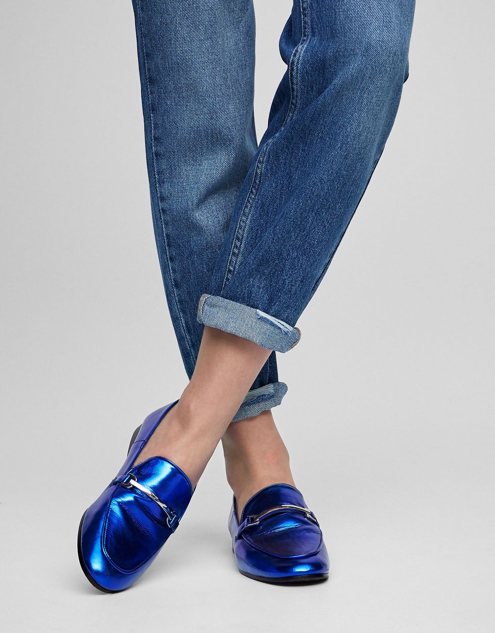 Blue, Denim, Jeans, Trousers, Human leg, Shoe, Textile, Joint, Electric blue, Cobalt blue, 