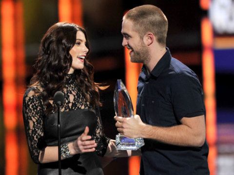 Here's RPattz collecting his award with his shaven head. We wonder what his co-star Ashley thinks of his new hairstyle