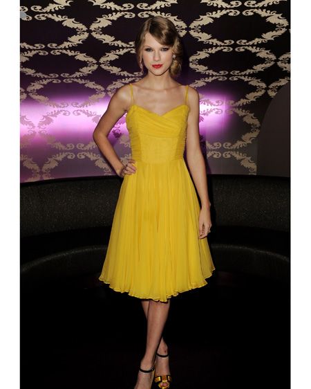 The teen songstress looks stunning in yellow and the dress is the perfect length for an event that calls for a more demure style<br />