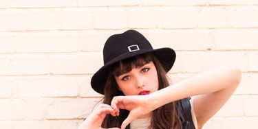 Finger, Hat, Sleeve, Denim, Shoulder, Shirt, Hand, Joint, Jeans, Collar, 