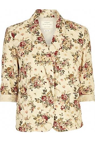 <p>This floral print blazer will have you feeling like its summer in no time. We love the all-over floral print and ¾ length sleeves. It's transitional weather wearing at its best. Blooming love it!</p>