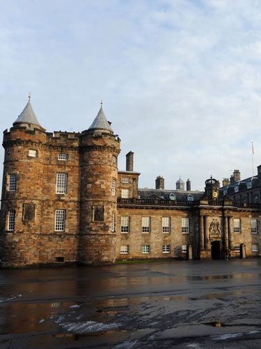 <p>Zara: Edinburgh, Scotland</p>
<p>Zara and Mike Tindall will tie the knot at Canongate Kirk which is the church the Queen visits when she is staying at her Scotland home - the Palace of Holyroodhouse. The Queen also offered her residence for her eldest granddaughter's reception</p>
 
<p>Kate: London, England</p>
<p>William and Kate exchanged vows at Westminster Abbey before heading to Buckingham Palace for not one, but two receptions</p>