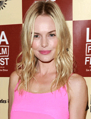 This fashion darling seems incapable of doing any wrong. Kate Bosworth is the epitome of surf girl chic with this blond highlighted, shoulder length look 