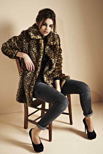<p>Keep jeans glamorous by pairing them with a leopard print fur jacket and hot heels</p><p>Sonia jeans £20, Lauren leopard print coat £70, Beau heels £30</p><p><a href=" http://www.boohoo.com/all-coats/lauren-leopard-print-faux-fur-coat/invt/azz74303">boohoo.com</a></p>