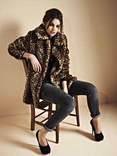 <p>Keep jeans glamorous by pairing them with a leopard print fur jacket and hot heels</p><p>Sonia jeans £20, Lauren leopard print coat £70, Beau heels £30</p><p><a href=" http://www.boohoo.com/all-coats/lauren-leopard-print-faux-fur-coat/invt/azz74303">boohoo.com</a></p>