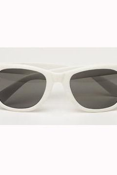 <p>Beat back the hot rays this summer with a retro vibe Ã  la Stella McCartney and look like a modern-day Audrey Hepburn in these gorgeous white sunnies.<br /><br />Sunglasses, Â£15, Topshop<br /></p>