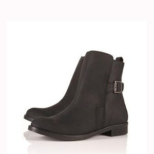 <p>Get back on the style saddle with these jodphur boots from Topshop. These are perfect for working this season's classic country trend</p><p>£75,<a href=" http://www.topshop.com/webapp/wcs/stores/servlet/ProductDisplay?beginIndex=0&viewAllFlag=&catalogId=33057&storeId=12556&productId=2946399&langId=-1&sort_field=Relevance&categoryId=277012&parent_categoryId=208491&pageSize=20">topshop.com</a></p>