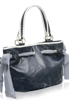 <strong>Winner:</strong> <a target="_blank" href="http://www.asos.com">www.asos.com</a><br /><br /><strong>Scarf Trim Shopper £25.00</strong><br /><br />