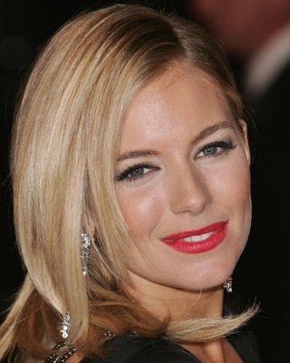 Sienna looked stunning at this years BAFTAs dressing up her black dress with a crimson Hollywood smile.