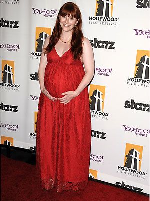 Ex-Twilight star attended the 15th Annual Hollywood Film Awards looked blooming lovely in her deep red frock. We know she's preggo (the cradling of the bump gave it away) and we know it's what you're supposed to say, but she looked totally glowing-gorgeous!