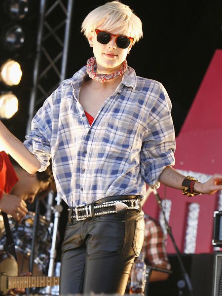 <p>The supermodel showed she's not just a pretty face performing with her band the Five O'Clock Heroes at T4's Party on the Beach in skinny leather pants and a print-of-the-moment check shirt</p>