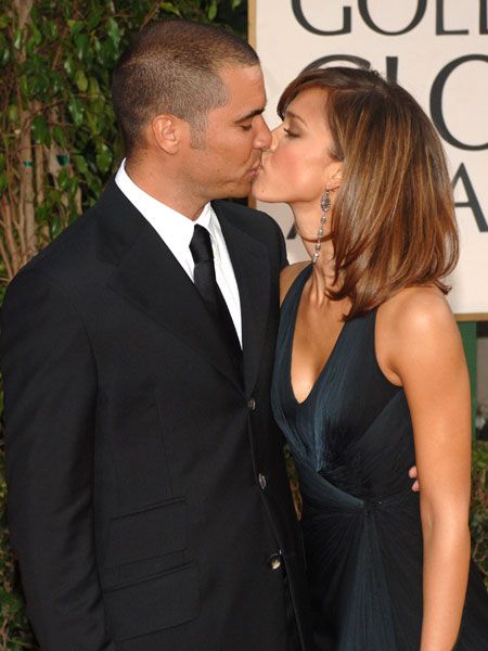 We're getting you in the mood for National Kissing Day with some celebrity smooches. From TomKat's excessive embraces to Katie and Peter's pap-loving pashes, here are some of the famous public displays of affection<br /><br /><br />Jessica Alba and Cash Warren - They've recently married and had their first child; proof there's love behind this lust <br /><br />